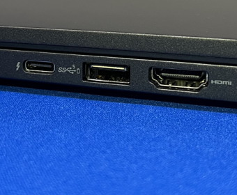 New Latitude 7330 Ultralight 右側面端子