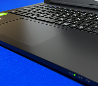 mouse K5(2022年12月モデル)タッチパッド横から