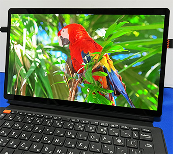 ASUS Vivobook 13 Slate OLED（2023年春夏モデル）動画再生中