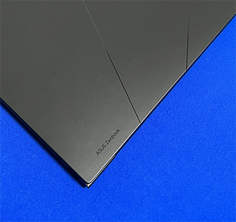 ASUS Zenbook Pro 14X OLED UX3404VA 天板のロゴのアップ