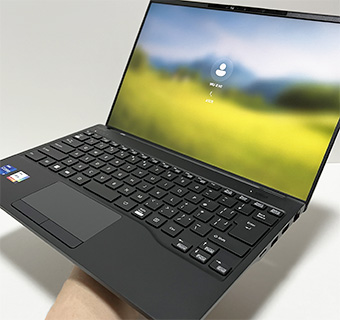 LIFEBOOK UH（WU-X/H1）片手持ち