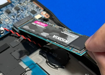 NVMe SSD を差し込む