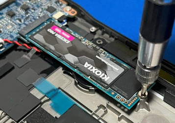 NVMe SSD をネジ止め