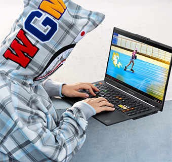 ASUS Vivobook S 15 OLED BAPE Edition 屋外使用イメージ