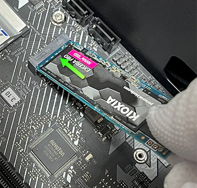 NVMe SSD を差し込む