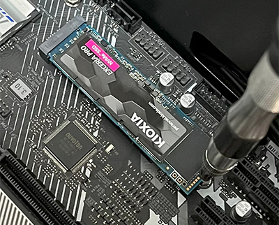 NVMe SSD をネジ止め
