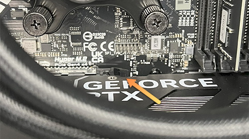 PCIe x16スロットのフック