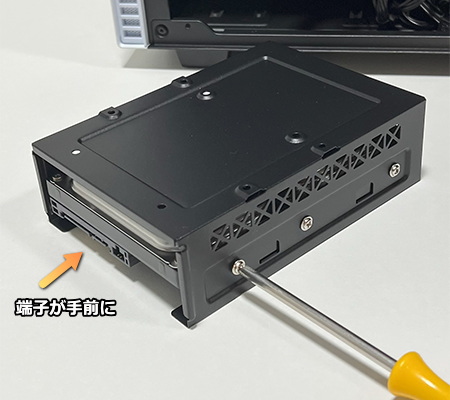 マウンタにHDDをネジ止め