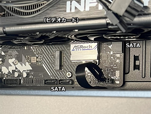 ビデオカードに隠れたSATA端子