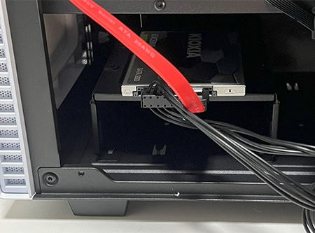 SSDの付いたマウンタを収納